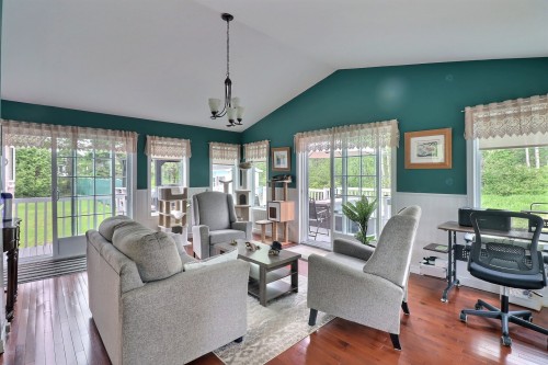 Sun Room - 191 Rue Perron, Saint-David-De-Falardeau, QC 