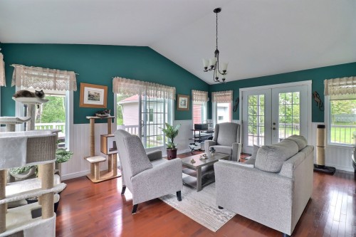 Sun Room - 191 Rue Perron, Saint-David-De-Falardeau, QC 