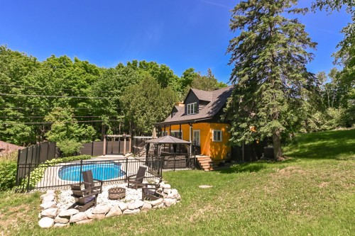 Courtyard - 3755 Rue Rolland, Sainte-Adèle, QC 
