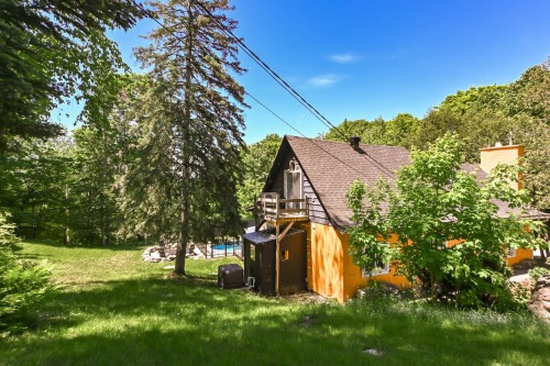 Courtyard - 3755 Rue Rolland, Sainte-Adèle, QC 