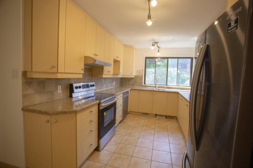 Kitchen - 2368 Ch. Fulton, Mont-Royal, QC 
