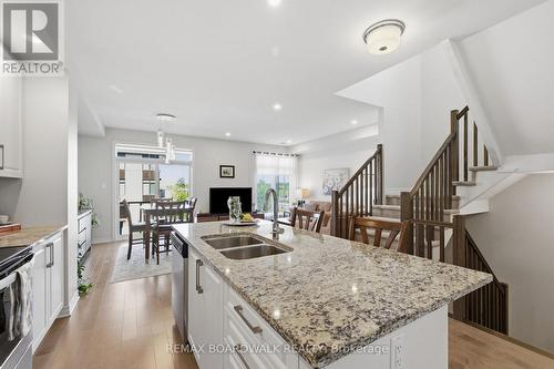 543 Labrador Crescent, Ottawa, ON - Indoor Photo Showing Kitchen With Double Sink With Upgraded Kitchen
