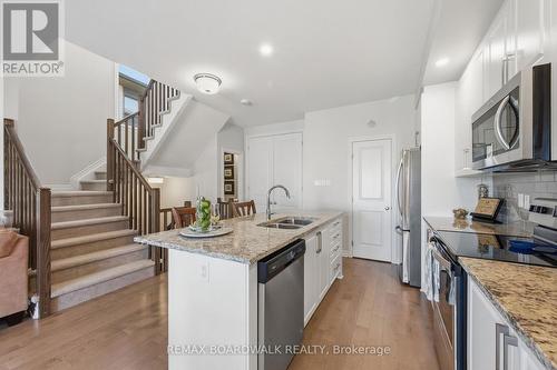 543 Labrador Crescent, Ottawa, ON - Indoor Photo Showing Kitchen With Double Sink With Upgraded Kitchen