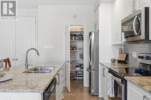 543 Labrador Crescent, Ottawa, ON - Indoor Photo Showing Kitchen With Stainless Steel Kitchen With Double Sink With Upgraded Kitchen