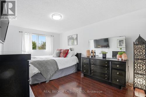 Large primary bdrm w/view of backyard - 3260 Woodcroft Crescent, Burlington, ON 