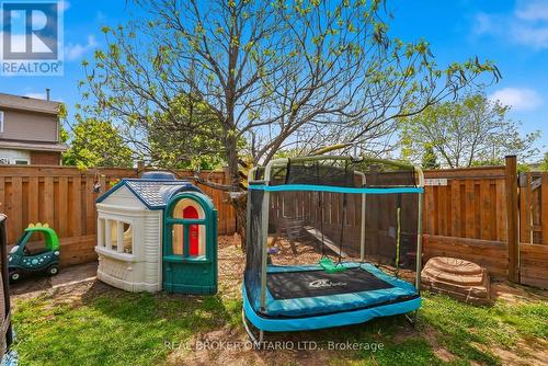 Lots of room for a play area - 3260 Woodcroft Crescent, Burlington, ON 