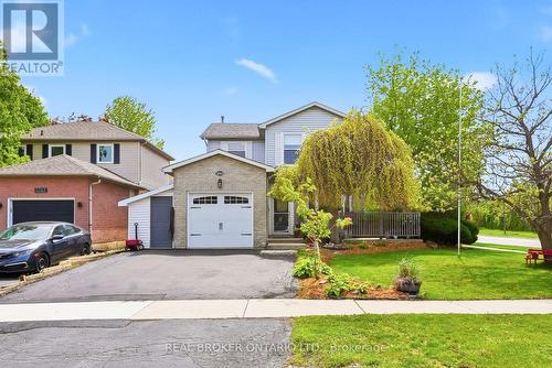 Double car driveway - 3260 Woodcroft Crescent, Burlington, ON 