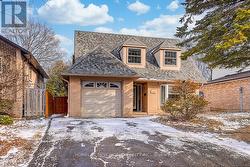 715 IRWIN CRESCENT  Newmarket, ON L3Y 5A4