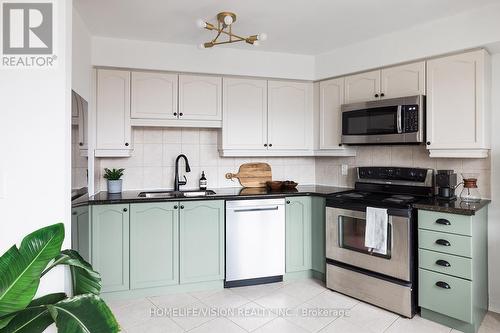 902 - 18 VALLEY WOODS ROAD  Toronto, ON M3A 0A1