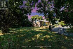 122 SELGROVE CRESCENT Oakville, ON L6L 1L3