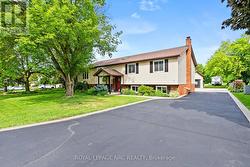 Expansive driveway with ample parking - 