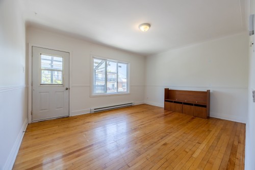 Salon - 6528 30E Avenue, Montréal (Rosemont/La Petite-Patrie), QC 
