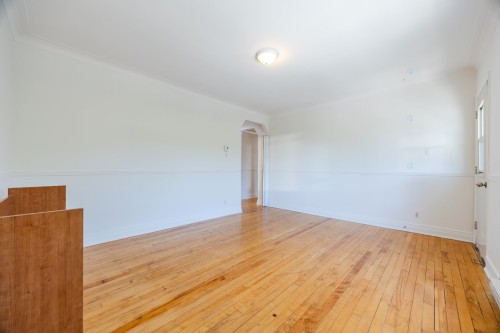 Salon - 6528 30E Avenue, Montréal (Rosemont/La Petite-Patrie), QC 