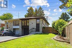 MAIN - 606 ABANA ROAD Mississauga, ON L5A 1H4