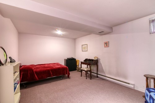 Salle familiale - 1078 Place Sardaigne, Brossard, QC 