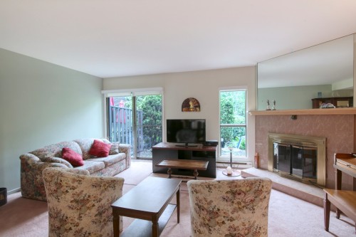 Salon - 1078 Place Sardaigne, Brossard, QC 