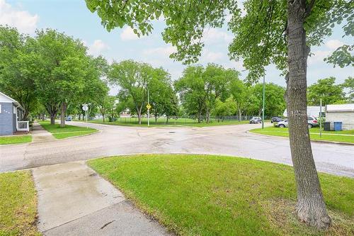 450 Arbuthnot St, Winnipeg, MB 