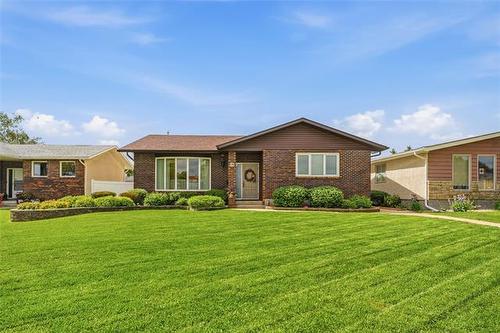 18 Shamrock DR  Winnipeg, MB R2J 3J4