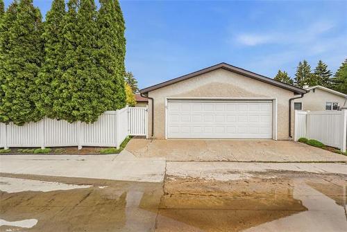 18 Shamrock Dr, Winnipeg, MB 