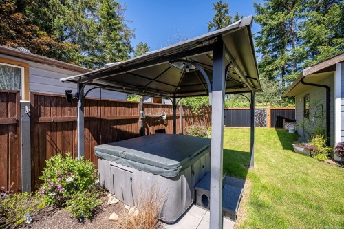 2102 Stadacona Dr, Comox, BC 