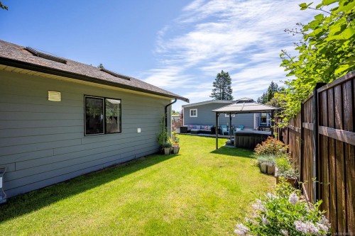 2102 Stadacona Dr, Comox, BC 