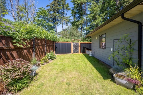 2102 Stadacona Dr, Comox, BC 