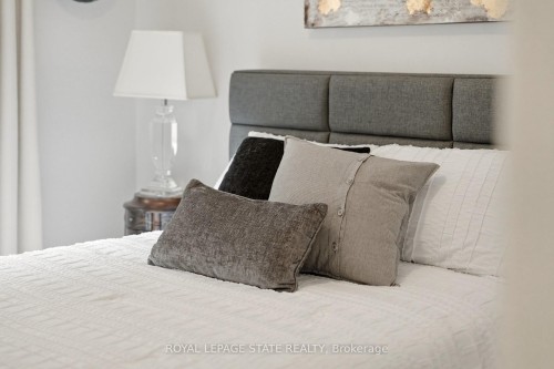 11 Morrison Drive, Hamilton, ON - Indoor Photo Showing Bedroom