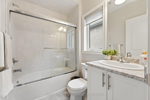 11 Morrison Drive, Hamilton, ON - Indoor Photo Showing Bathroom