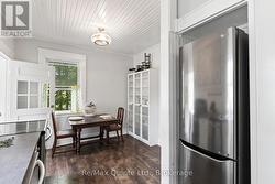 Eat-in area - 
