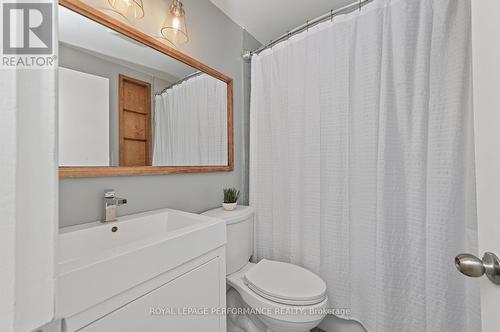 Main Bathroom - 140 Begonia Avenue, Ottawa, ON 