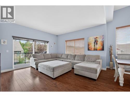 2054 Elkridge Drive, West Kelowna, BC - Indoor Photo Showing Living Room