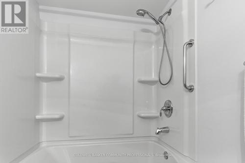 Main level 4pc bathroom - 61 San Pedro Drive, Hamilton, ON 