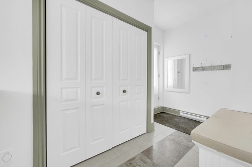 Hall d'entrée/Vestibule - 17 Av. Des Érables, Saint-Sauveur, QC 
