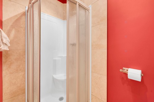 Salle de bains attenante à la CCP - 17 Av. Des Érables, Saint-Sauveur, QC 