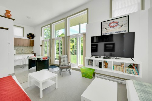 Salle familiale - 17 Av. Des Érables, Saint-Sauveur, QC 