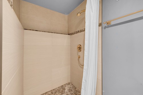 Salle de bains attenante à la CCP - 17 Av. Des Érables, Saint-Sauveur, QC 