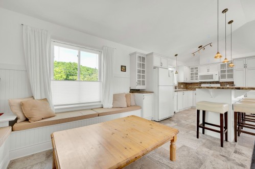 Boudoir - 17 Av. Des Érables, Saint-Sauveur, QC 