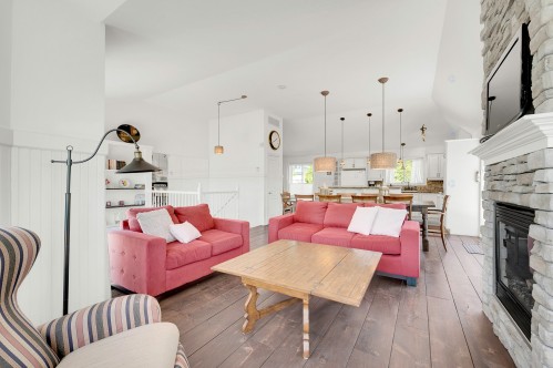 Salon - 17 Av. Des Érables, Saint-Sauveur, QC 