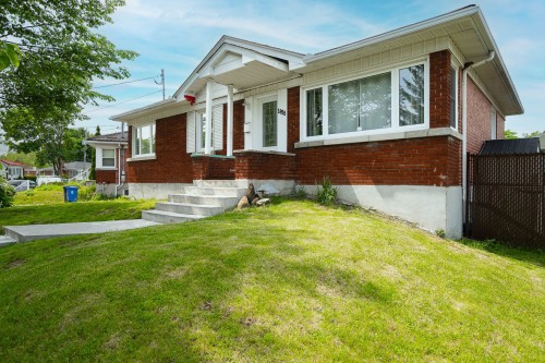 1955 Rue Norman  Montréal (Saint-Laurent), QC H4L 4H3