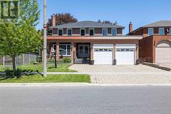 33 MORBANK DRIVE Toronto, ON M1V 2M1