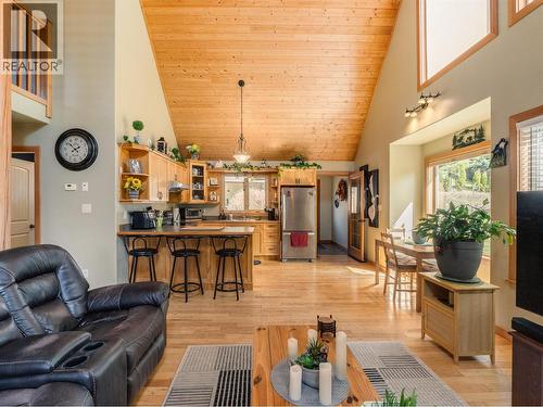 955 Cedar Brae Road, Glade, BC - Indoor Photo Showing Living Room
