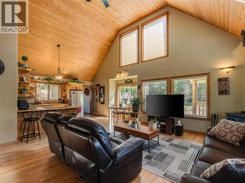 955 Cedar Brae Road, Glade, BC - Indoor Photo Showing Living Room