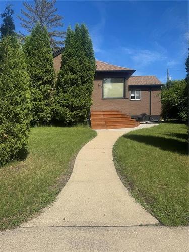 425 4TH Street  Brandon, MB R7A 3H3