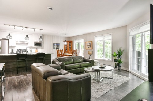 Salon - 204-260 Rue Du Maçon, Saint-Jérôme, QC 
