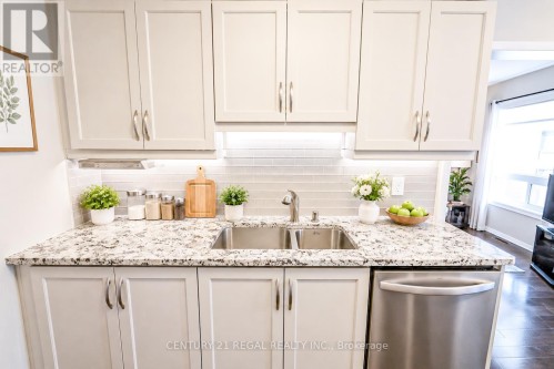 46 Blacksmith Lane, Whitby, ON - Indoor Photo Showing Kitchen With Upgraded Kitchen