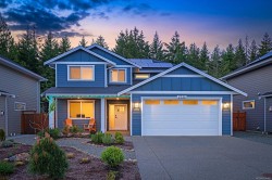 2732 Maple St Cumberland, BC V0R 1S0