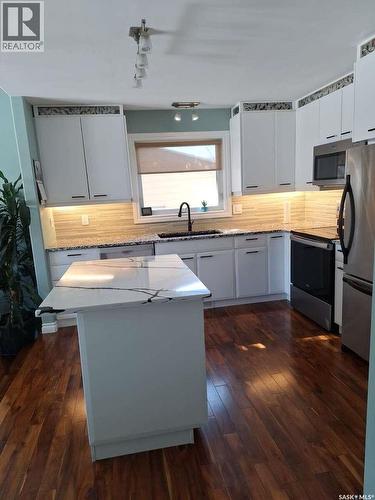 819 Morris Crescent N, Regina, SK - Indoor Photo Showing Kitchen With Stainless Steel Kitchen With Upgraded Kitchen