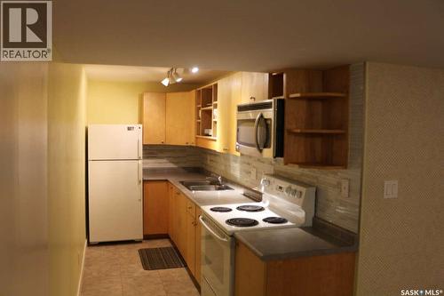 819 Morris Crescent N, Regina, SK - Indoor Photo Showing Kitchen With Double Sink