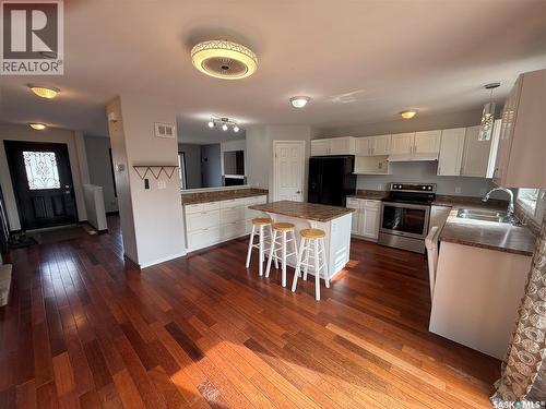 859 Rutherford Way, Saskatoon, SK - Indoor Photo Showing Kitchen With Double Sink
