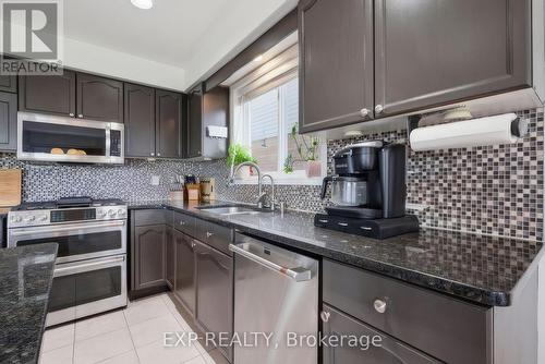 195 Green Vista Drive, Cambridge, ON - Indoor Photo Showing Kitchen With Stainless Steel Kitchen With Upgraded Kitchen